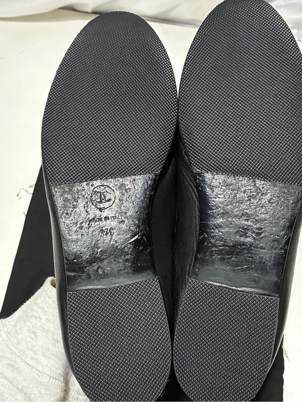 CHANEL Black Leather Cap-Toe Ballet Flats with CC Logo